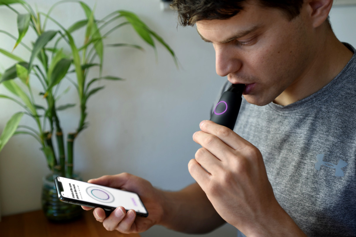 Lumen is a pocket-sized nutritionist that you breathe into 2