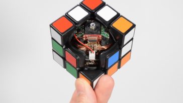 This self-solving Rubik's cube makes us feel stupid 16