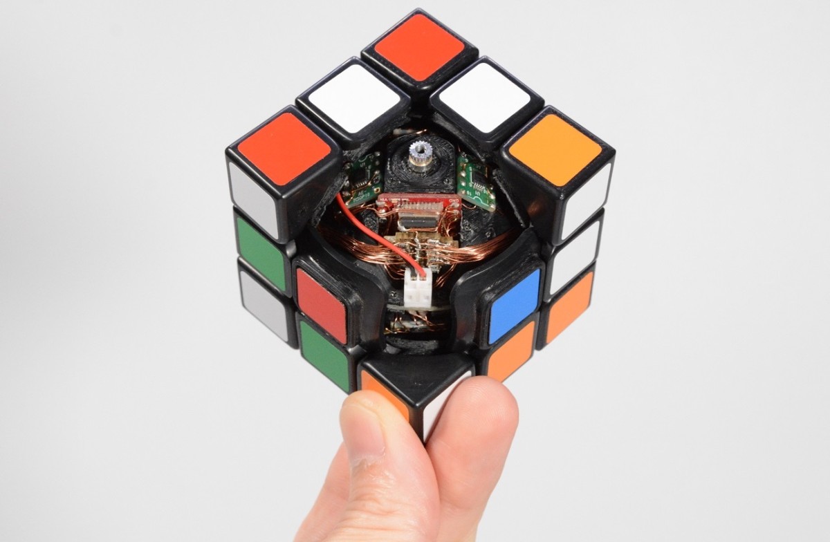 This self-solving Rubik's cube makes us feel stupid 8