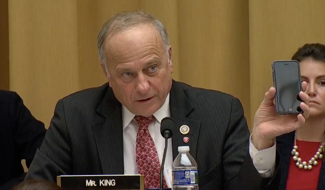 Congressman laughed at for confusing Google with Apple 4