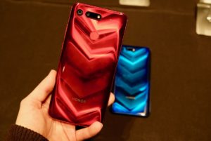 Honor shows off its notch-less View20 flagship phone at CES 114