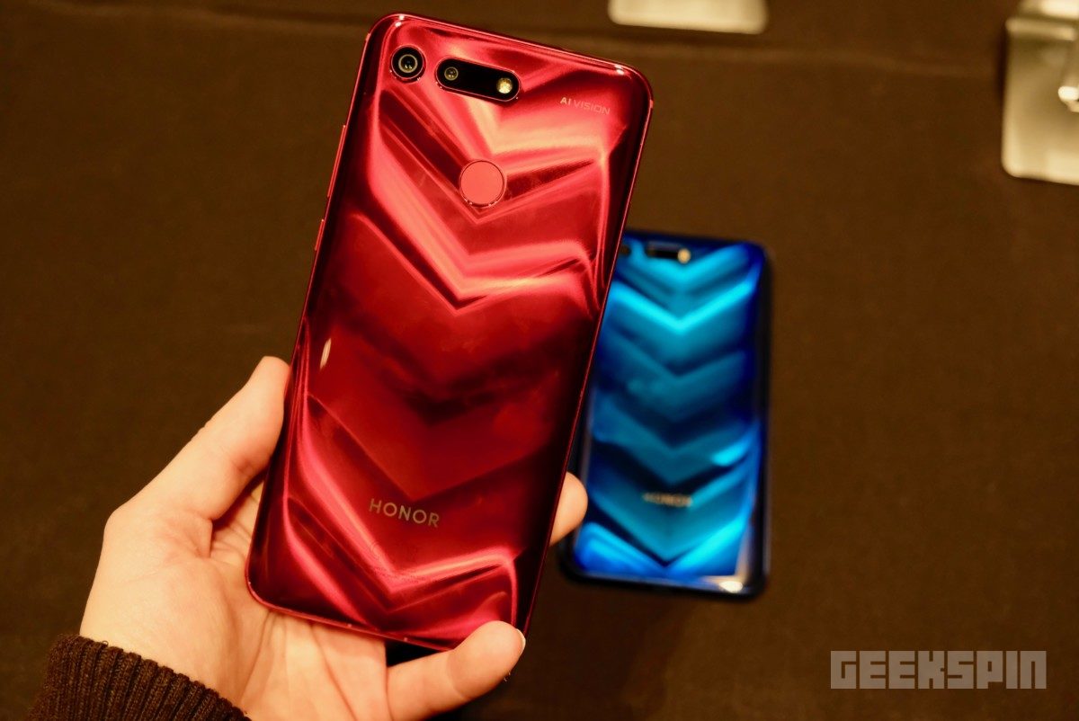 Honor shows off its notch-less View20 flagship phone at CES 6