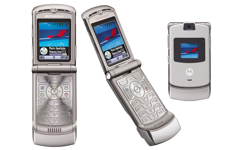 Motorola is bringing back their iconic Razr flip phone for $1500 6