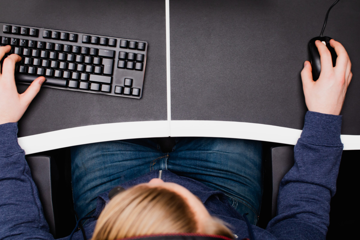 This desk unfolds from a carrying case to gaming PC in just one minute 4