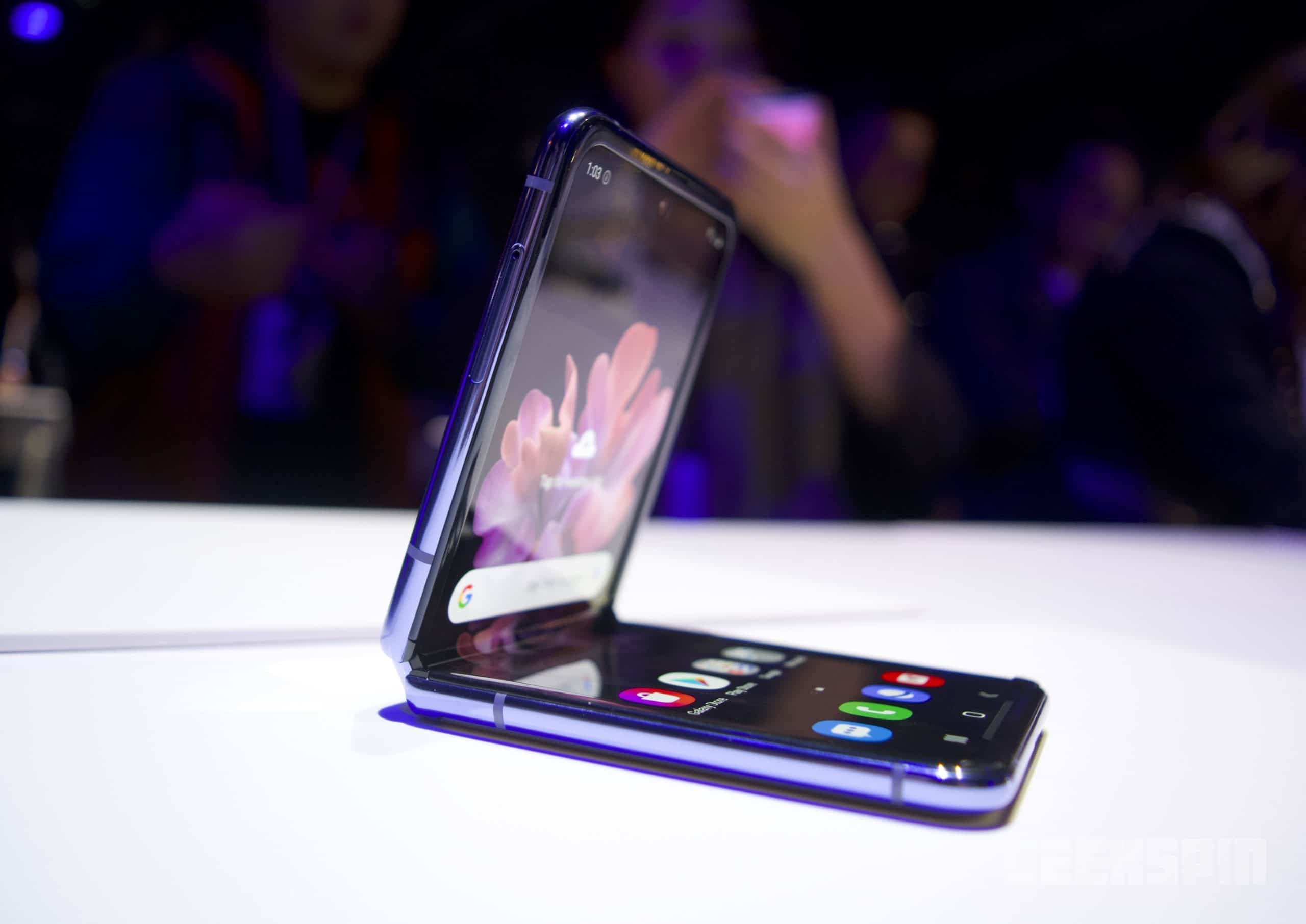 Possible budget folding Samsung phone spotted 10