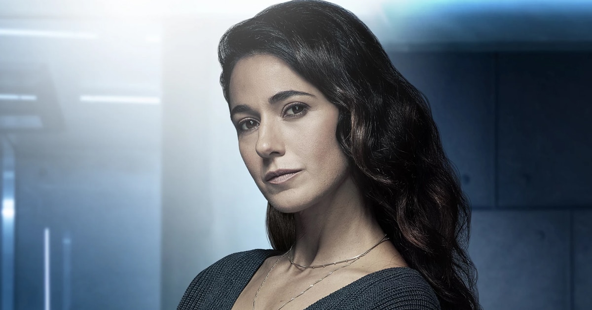 Superman & Lois casts Emmanuelle Chriqui as Lana Lang and fans can’t hide their excitement 5