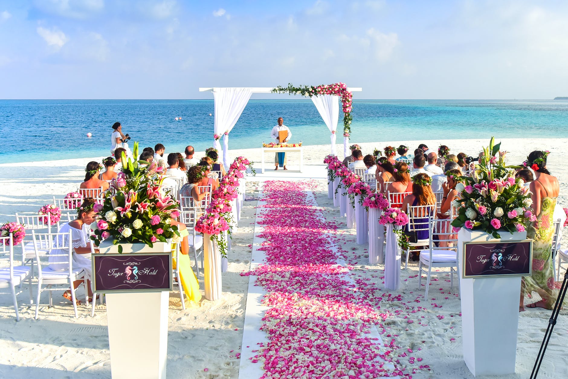 Doomed From The Start: Guests Share Wedding Experiences That Made Them Realize The Marriage Wouldn't Last 32