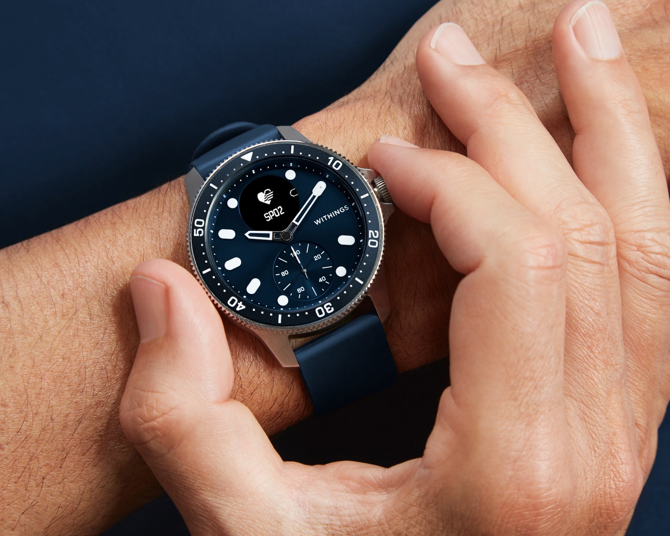 Withings ScanWatch Horizon lasts for 30 days on a single charge