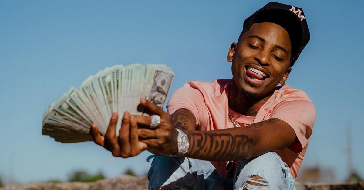 FunnyMike holding cash