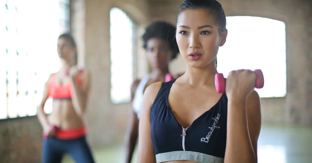 Women working out with dumbbells