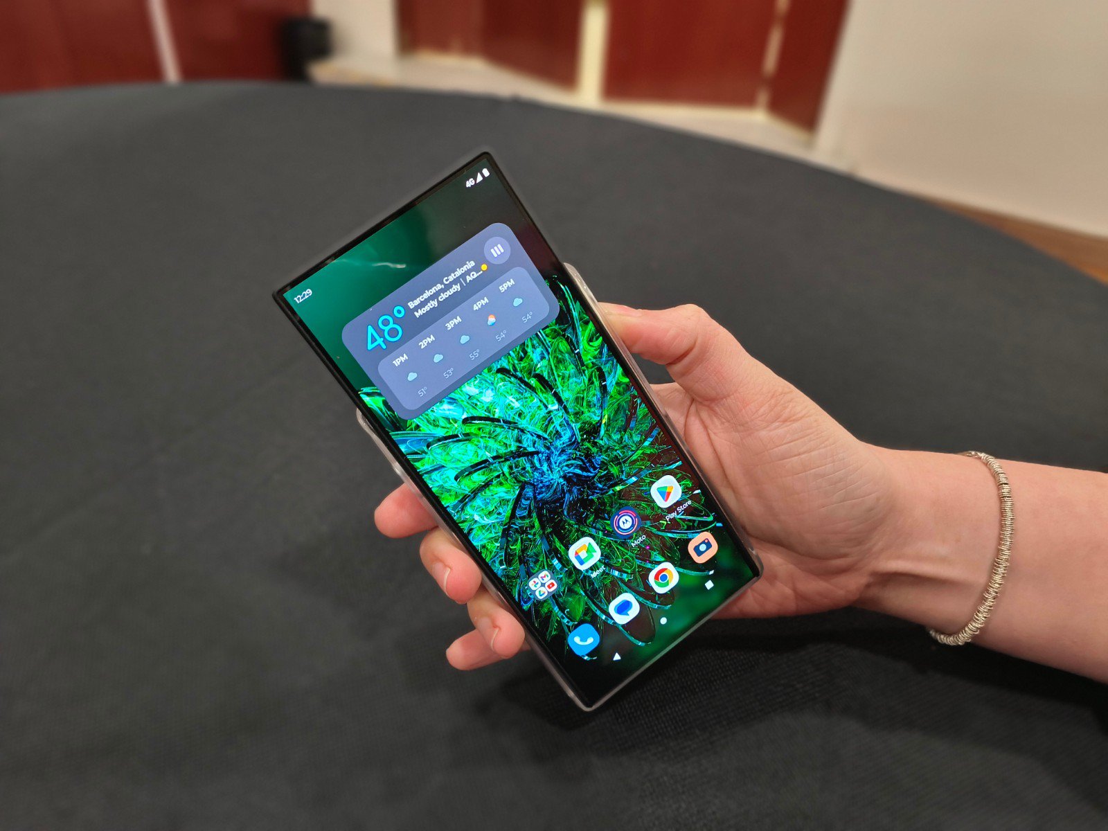 Motorola Rizr with screen extended