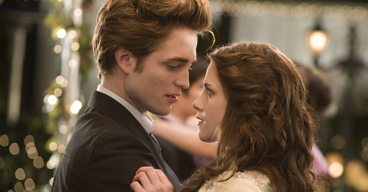 Robert Pattinson as Edward Cullen and Kristen Stewart as Bella Swan in Twlight