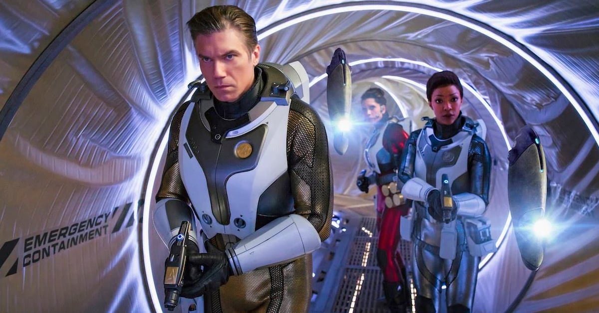 Anson Mount and Sonequa Martin-Green in Star Trek Discovery season 2