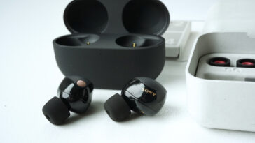Sony WF-1000XM5 earbuds and charging case. ©Image Credit: GEEKSPIN