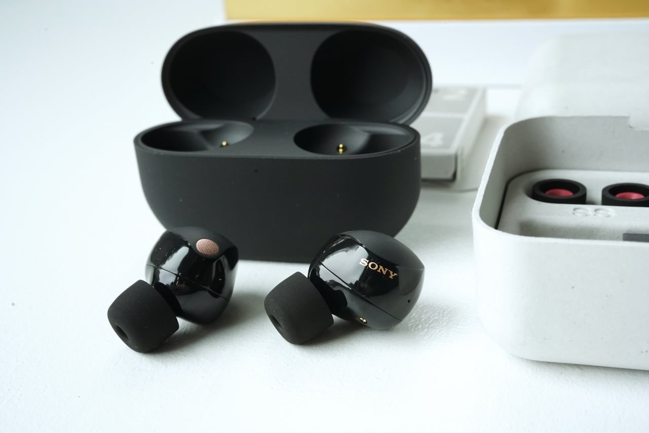 Sony WF-1000XM5 earbuds and charging case. ©Image Credit: GEEKSPIN