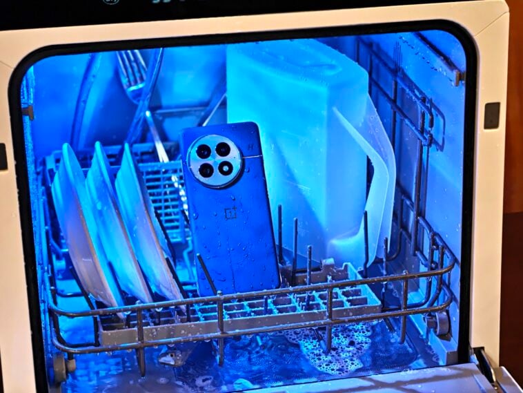 The OnePlus 13 can survive inside an active dishwasher ©Image Credit: GEEKSPIN