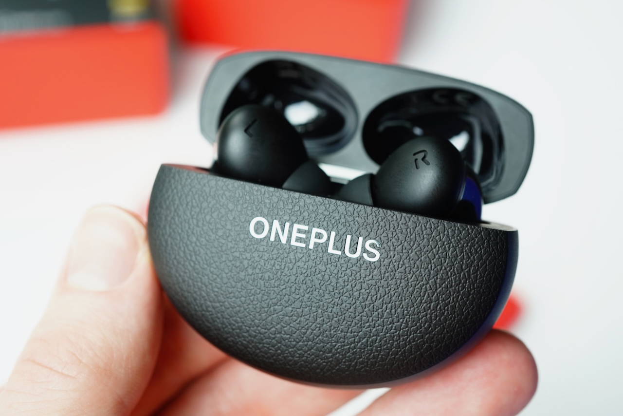 OnePlus Buds Pro 3 with earbuds inside the charging case. ©Image Credit: OnePlus