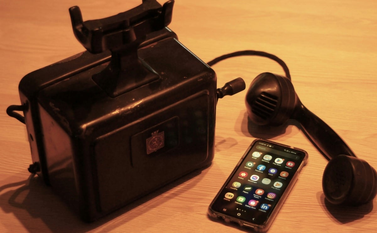 A vintage phone and a smartphone photographed together | ©Image Credits: Unsplash / Alan Bowman