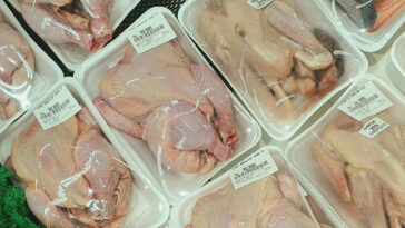 Packs of dressed chicken at a grocery | ©Image Credit: Laudia Tysara/Pexels