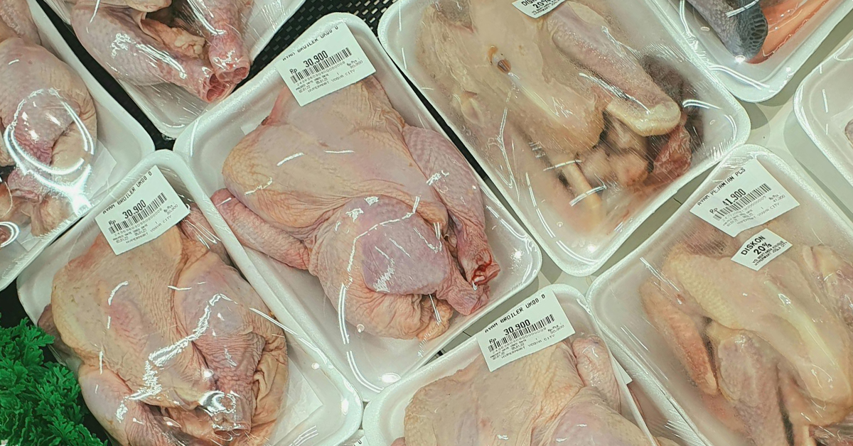 Packs of dressed chicken at a grocery | ©Image Credit: Laudia Tysara/Pexels