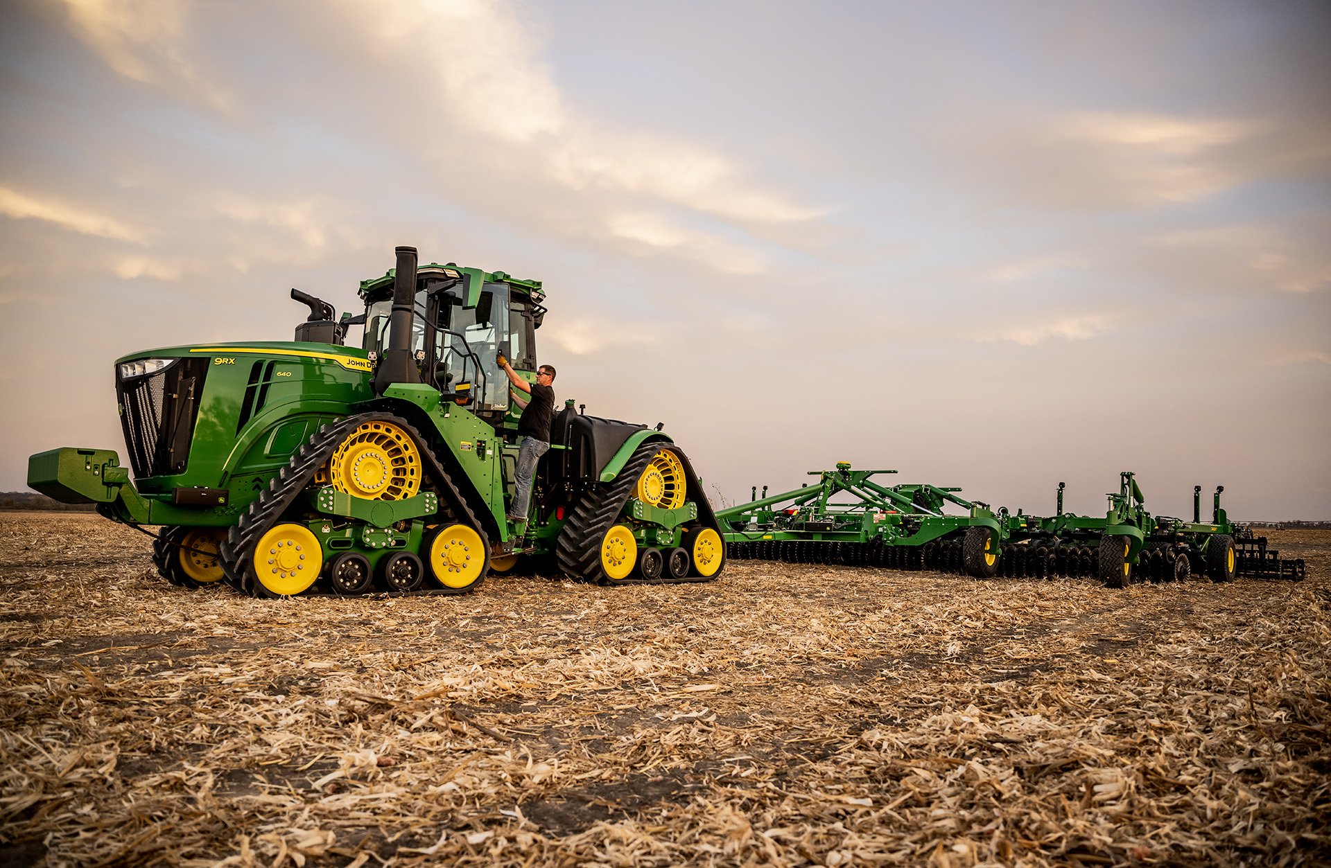 The John Deere 9RX autonomous tractor tilling a field | ©Image Credit: John Deere