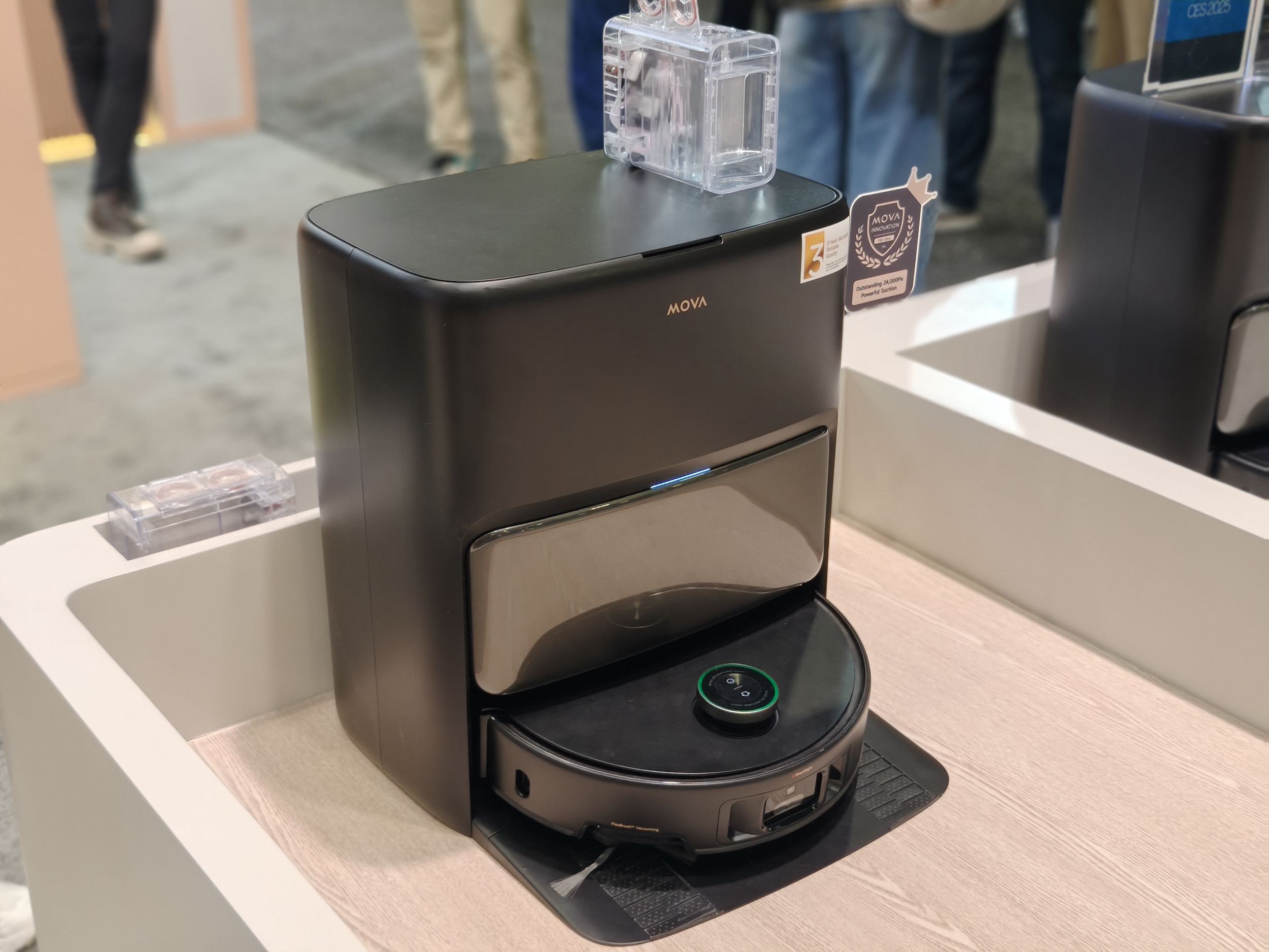 Mova V50 Ultra robot vacuum with dock | ©Image Credit: GEEKSPIN
