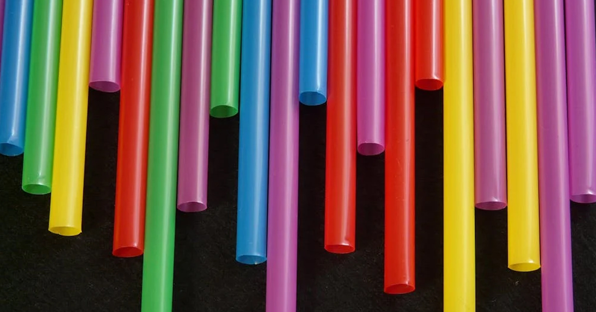 Plastic straws of different colors | ©Image Credit: Pixabay