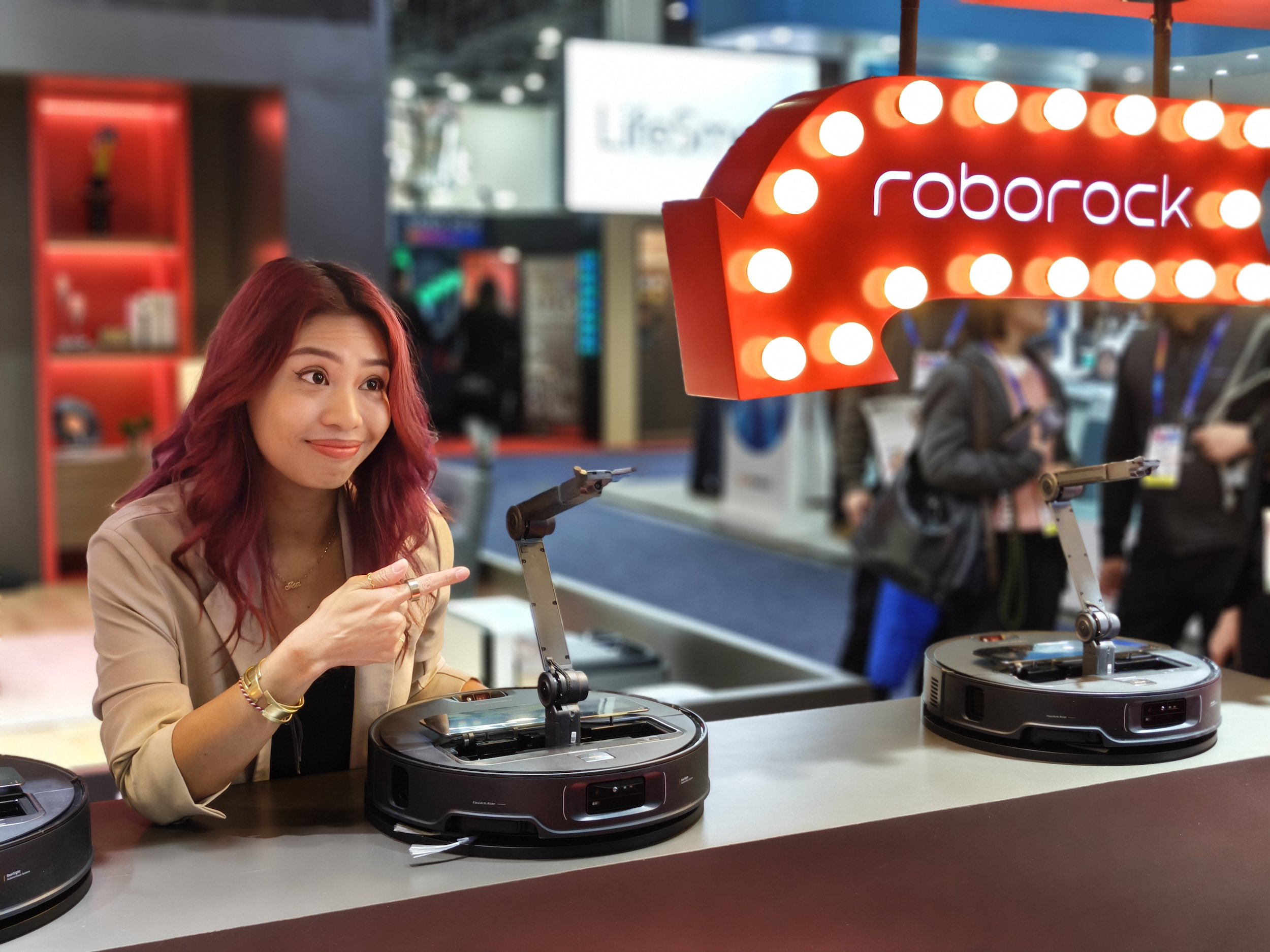 The Roborock Saros Z70 doesn't just avoid obstacles, it moves them out of the way | ©Image Credit: GEEKSPIN
