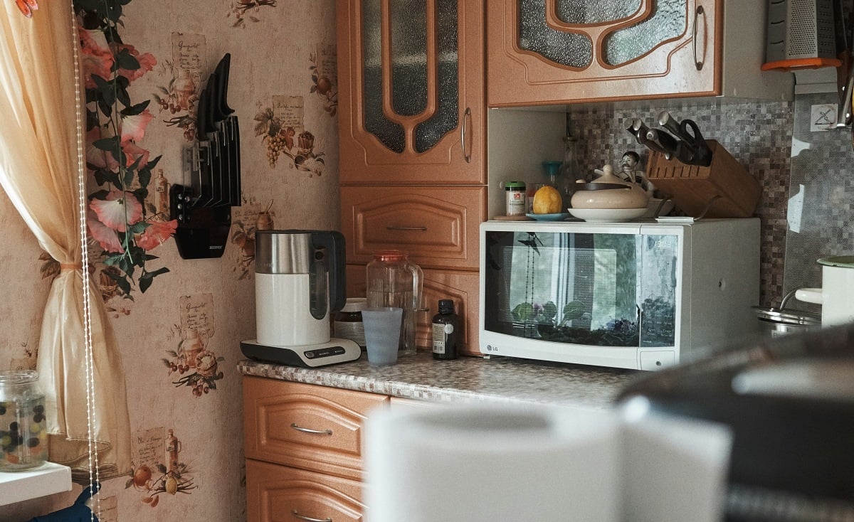 White Microwave Oven on a Kitchen Countertop | ©Image Credit: Unsplash / Vlad Zaytsev