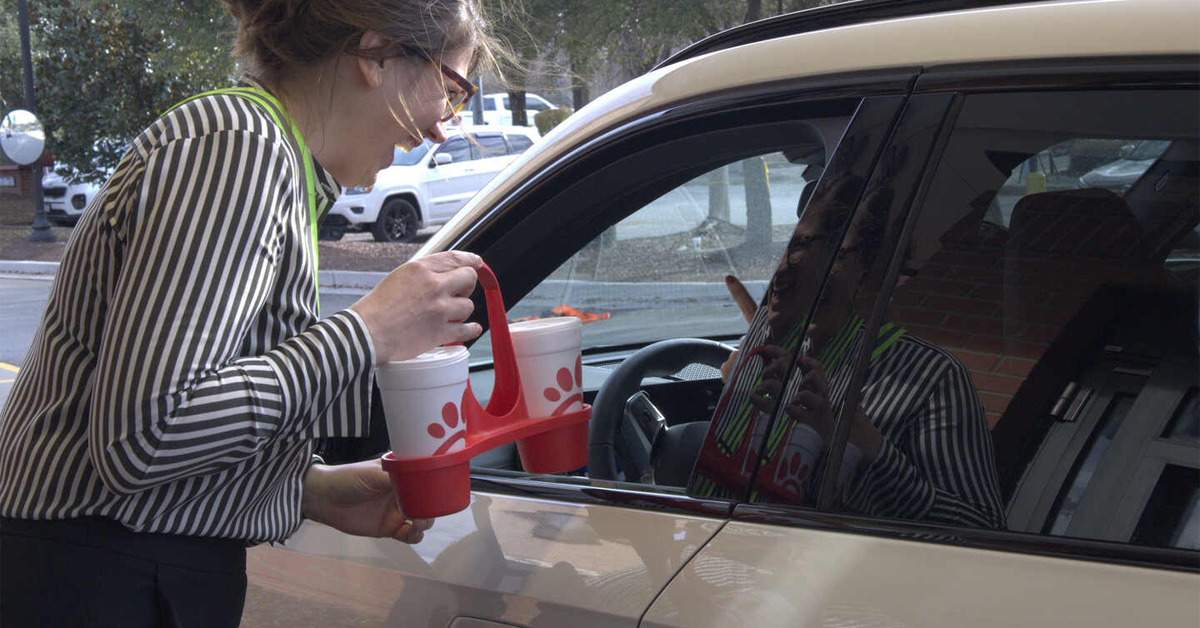 A Chick-fil-A team member serving beverages using the restaurant chain's resusable drink caddy | ©Image Credit: Chick-fil-A