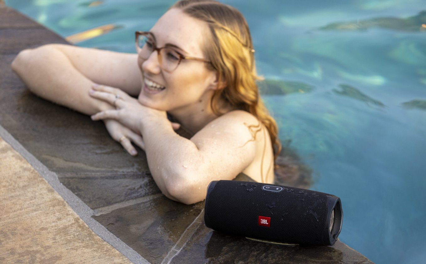 The JBL Charge 4 in use poolside ©Image Credit: JBL