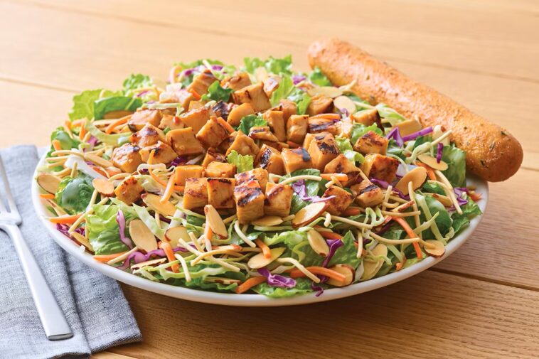 Applebee’s Oriental Chicken Salad | ©Image Credit: Applebee’s