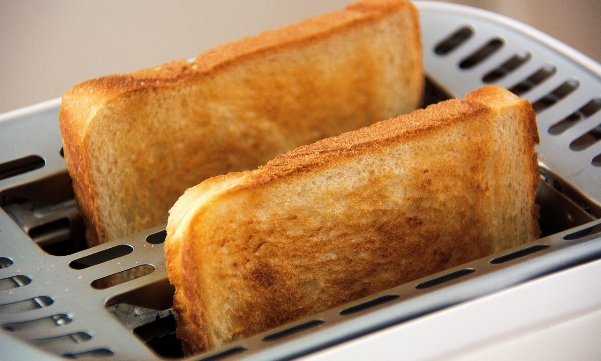 Two slices of golden-brown toast popping up from a toaster | ©Image Credit: Pixabay / Frank Oschatz