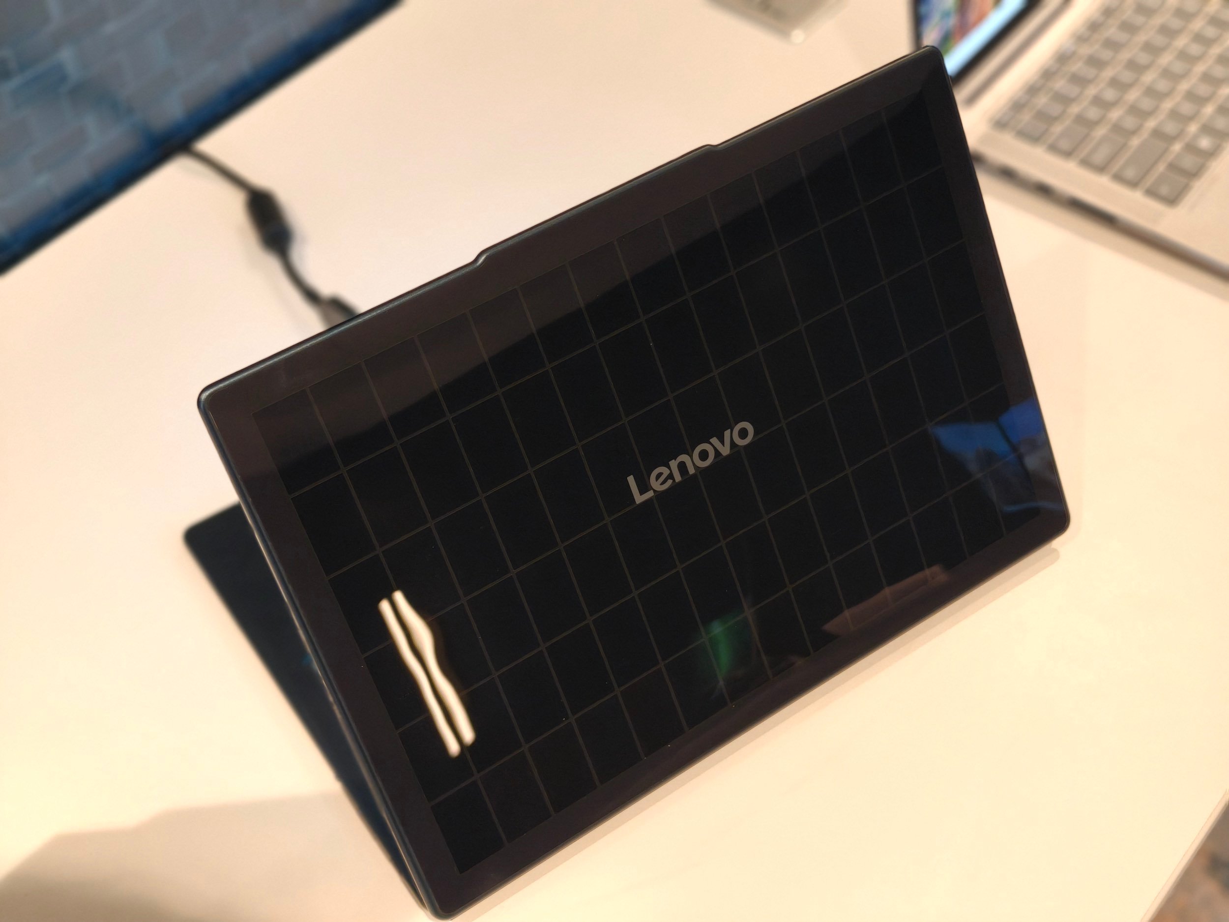 Lenovo Yoga Solar PC Concept ©Image Credit: GEEKSPIN