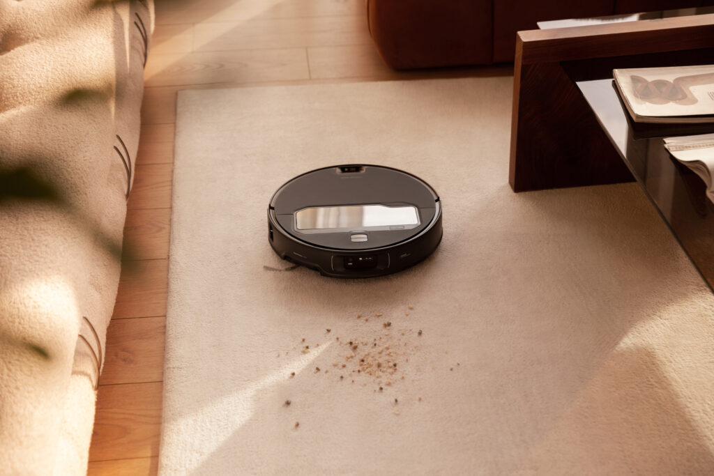 Roborock Saros Z70 cleaning a rug ©Image Credit: Roborock