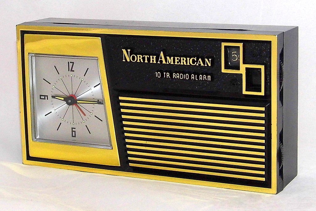 Vintage North American Alarm Clock Transistor Radio, Model RA 100 | ©Image Credit: Wikimedia Commons / Joe Haupt