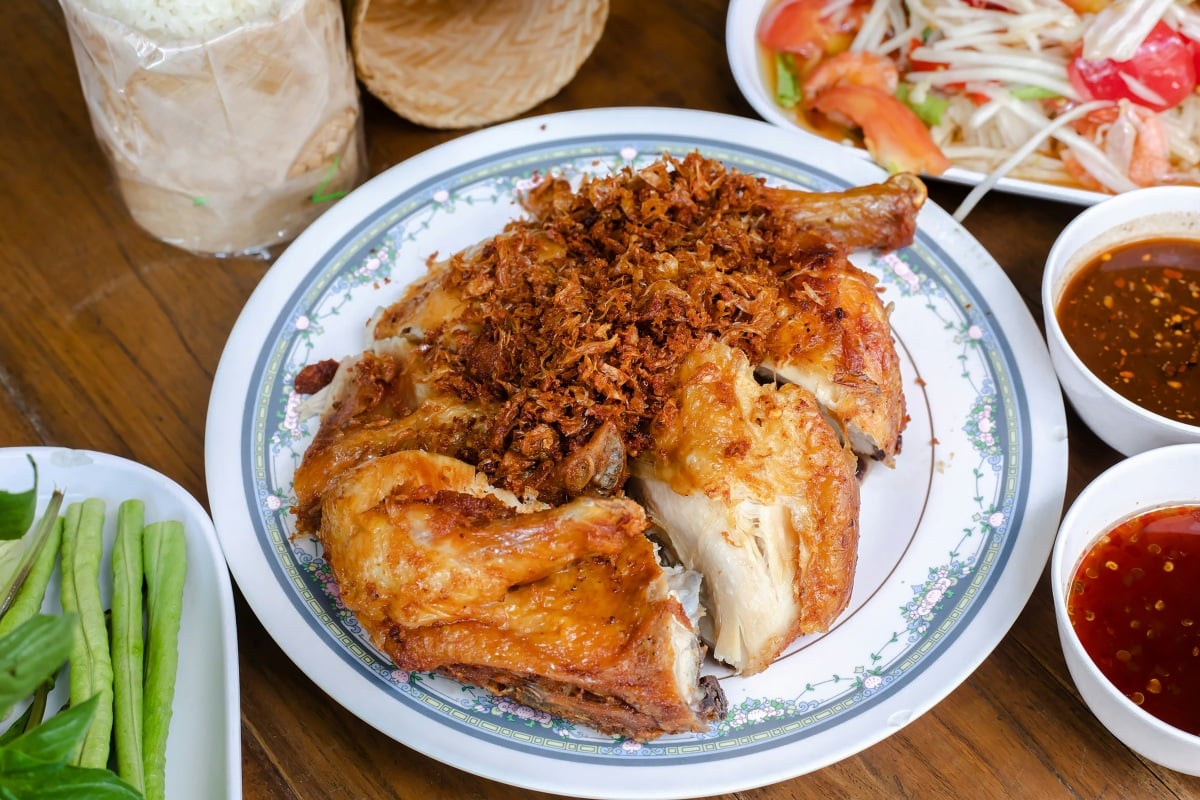 Crispy fried whole chicken at Polo Fried Chicken in Bangkok | ©Image Credit: Unsplash / Streets of Food