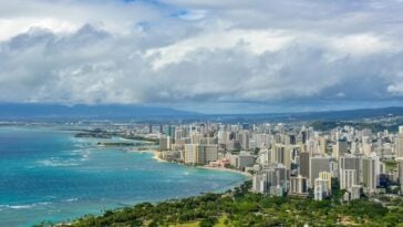 Honolulu from air | ©Image Credit: Unsplash / Zetong Li