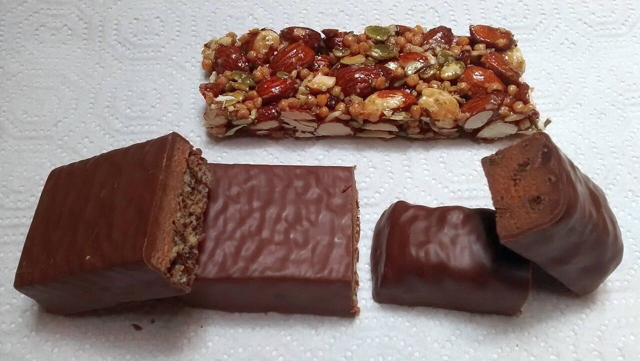 Three protein bars, two cut in half | ©Image Credit: Wikimedia Commons / Mx. Granger