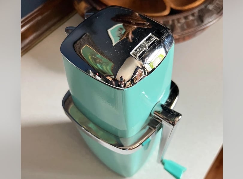 Maid of Honor Ice Crusher from the 1950s | ©Image Credit: Reddit / midcenturymodern / sgobby