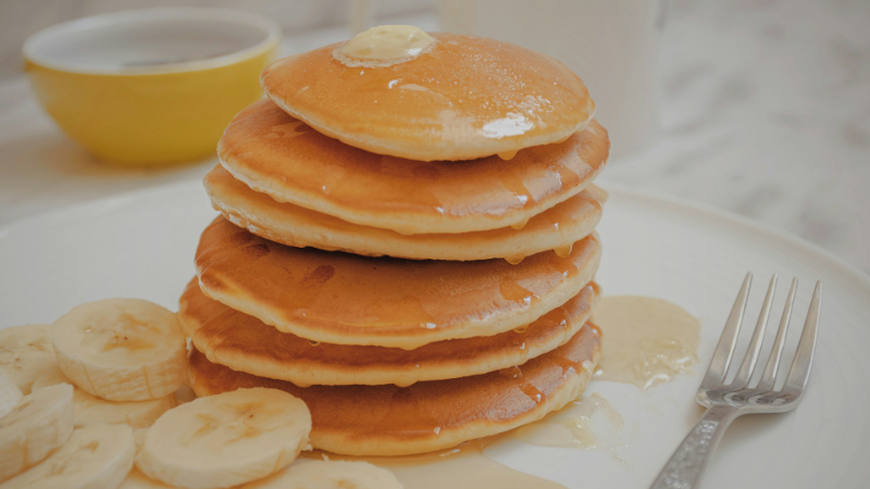 pancakes with syrup | ©Image Credit: Unsplash / Ellie Eshaghi