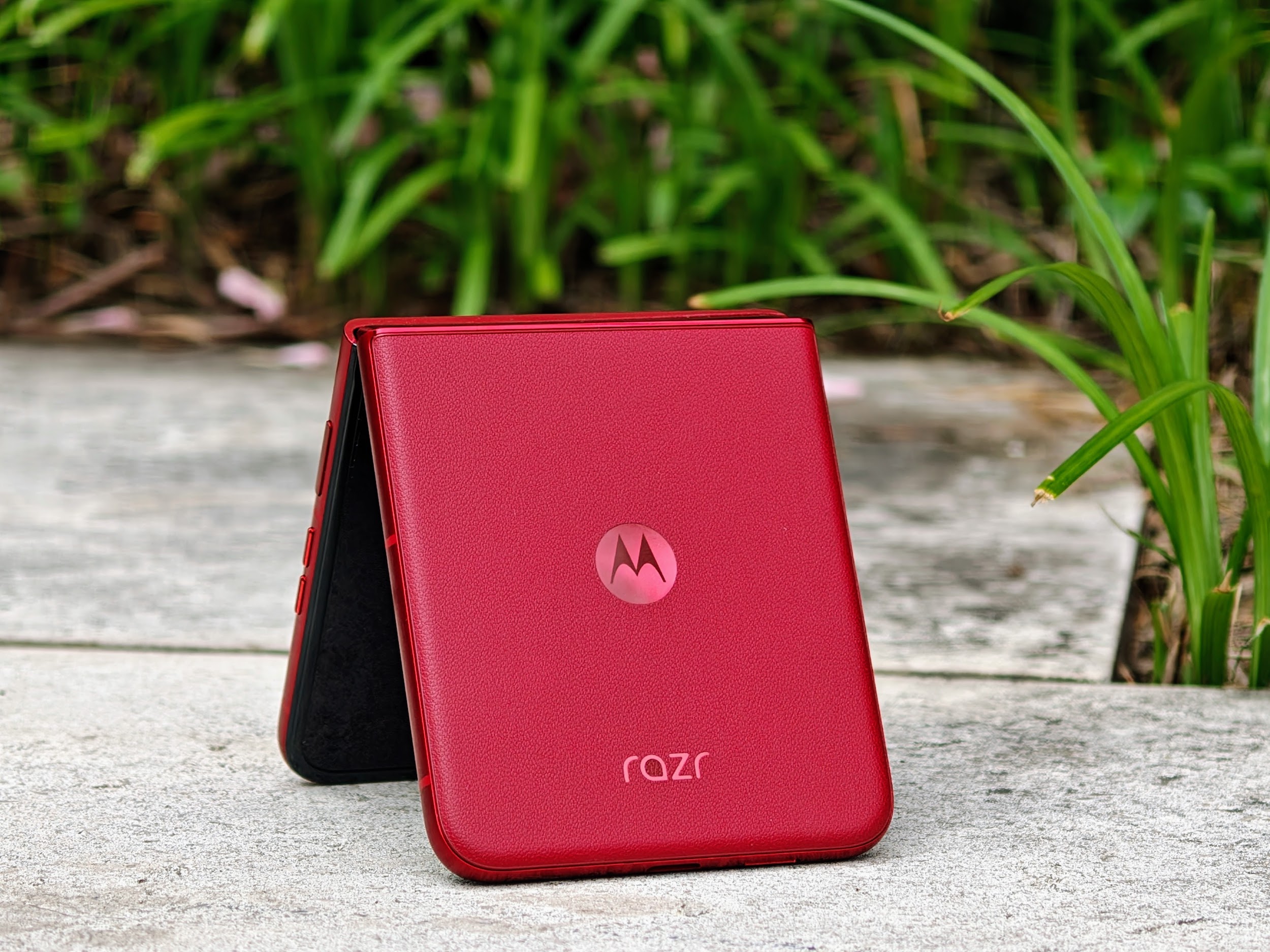 The 2025 Motorola Razr Ultra in Rio Red ©Image Credit: GEEKSPIN