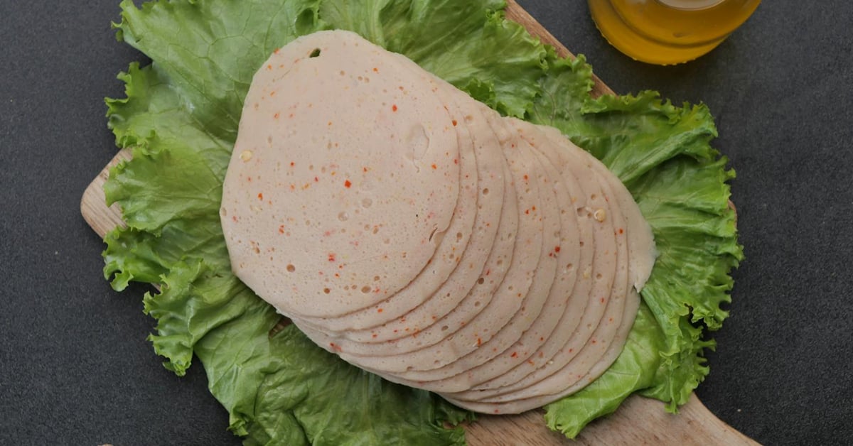 Sliced deli meat on lettuce on cutting board | ©Image Credit: Towfiqu barbhuiya/Pexels