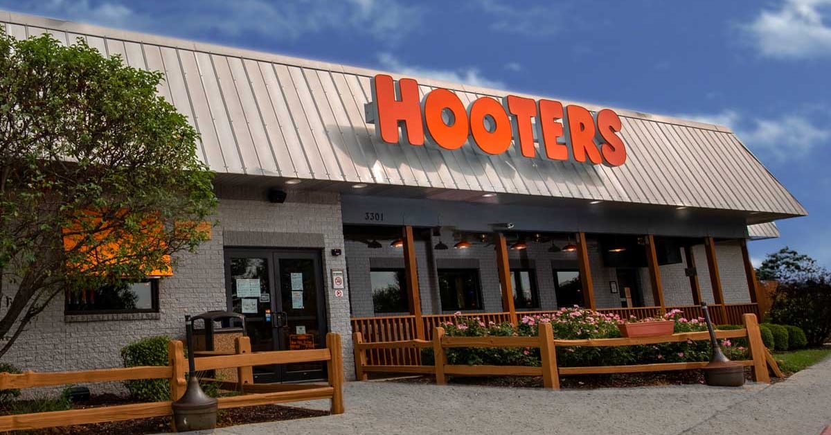 The exterior of a Hooters restaurant | ©Image Credit: Hooteres
