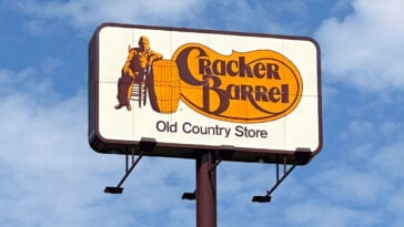 Cracker Barrel signage | ©Image Credit: Cracker Barrel/Facebook
