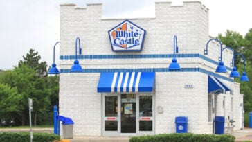 White Castle’s Chicago location is stepping into the future—now testing robot-powered deliveries with Coco Robotics, Uber Eats, and Checkmate. | ©Image Credit: Dwight Burdette/Wikimedia Commons