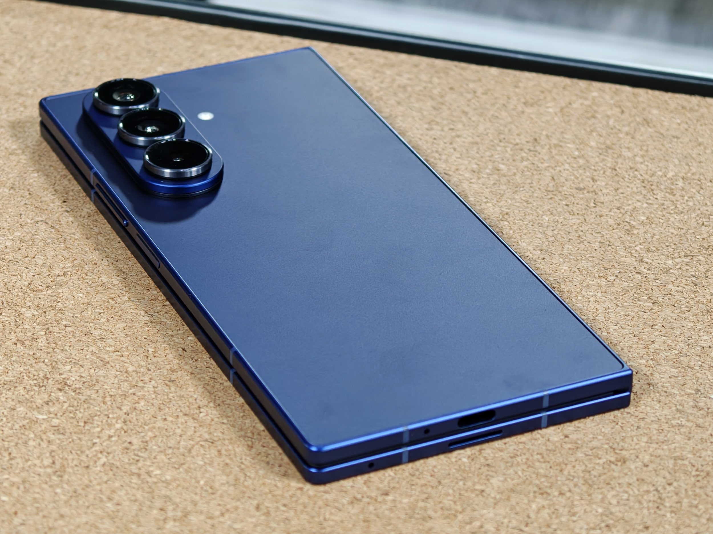 The Galaxy Z Fold7 is just 8.9mm thick when folded and weighs only 215 grams ©Image Credit: GEEKSPIN