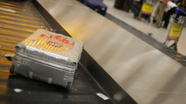 There's a new scam happening at airports that uses your discarded airport bag tags ©Image Credit: Unsplash.com / Dimitri Karastelev