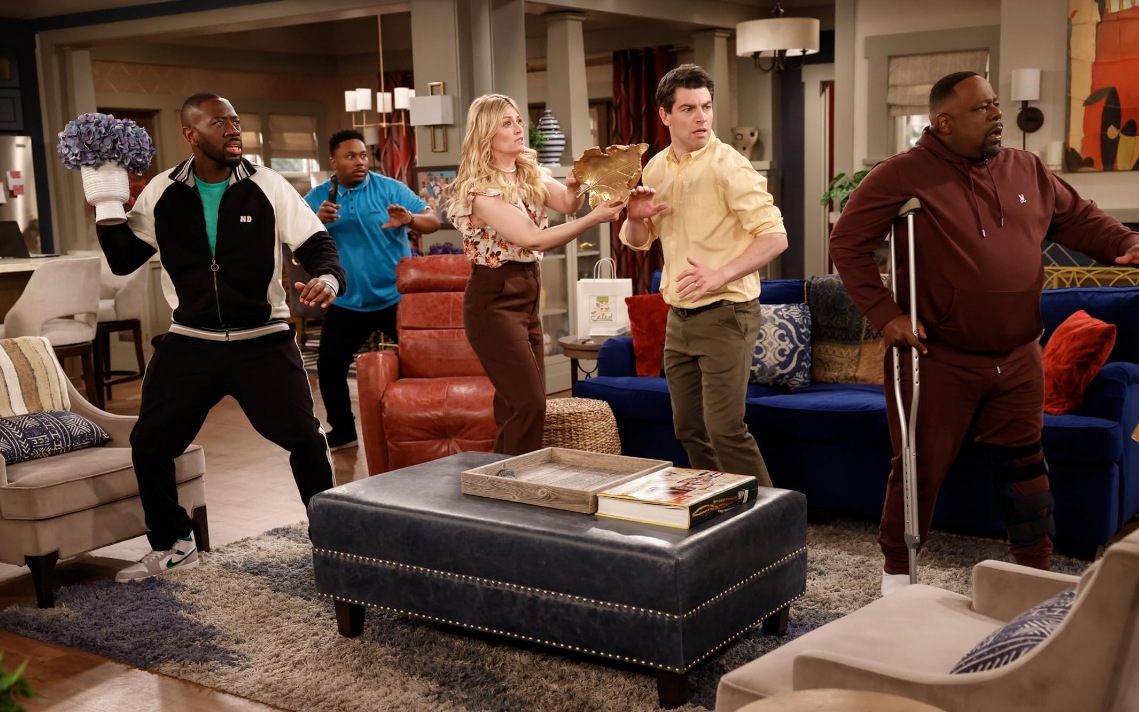 Cedric The Entertainer, Max Greenfield, Sheaun McKinney, Beth Behrs, and Marcel Spears in The Neighborhood (2018)