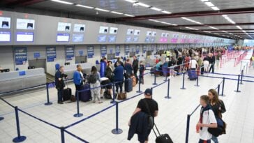 Families are getting faster security lanes under new TSA policy ©Image Credit: Unsplash / Phil Mosley